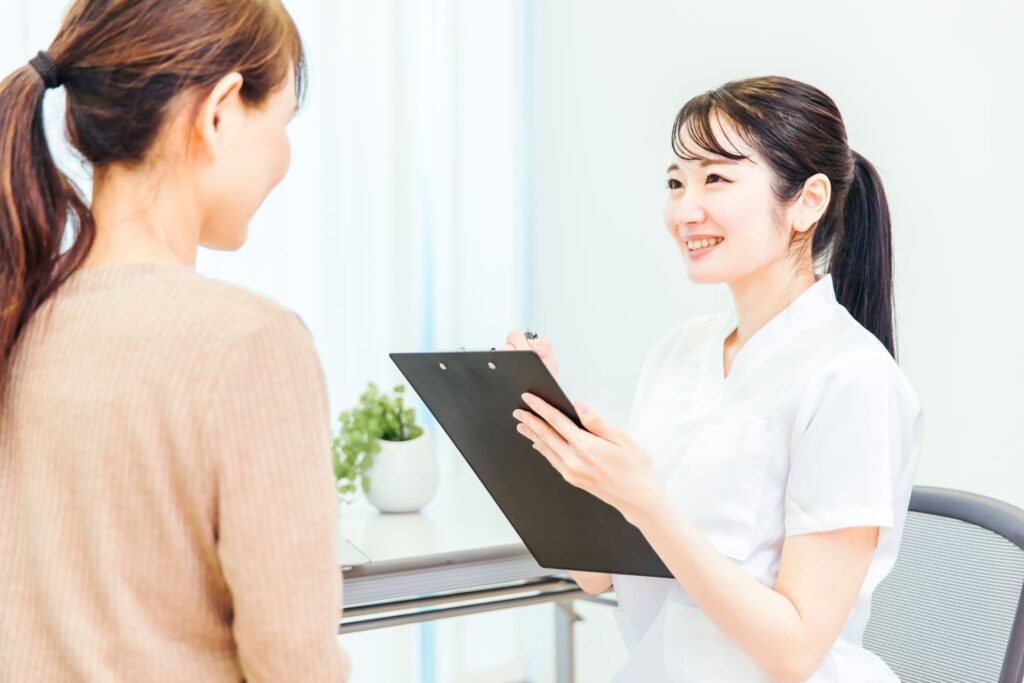 歯科衛生士と患者が笑顔で会話している写真