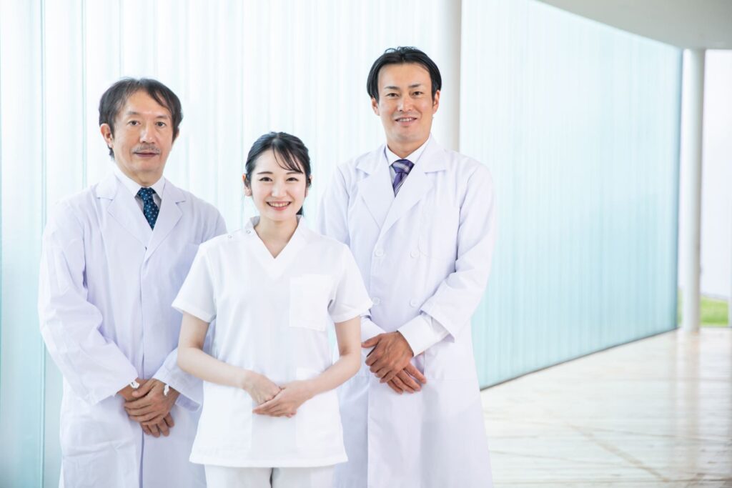 歯科医師と歯科衛生士が並んで立っている写真