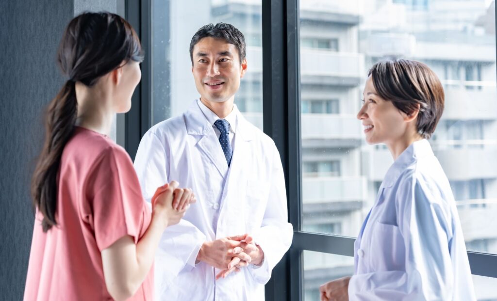 内科と連携しながら治療を行う歯科医院のイメージ(医師が相談している様子)