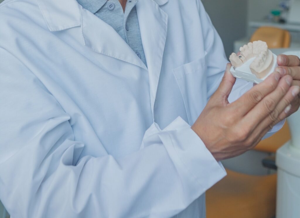 院内技工士が歯の模型を調整している様子