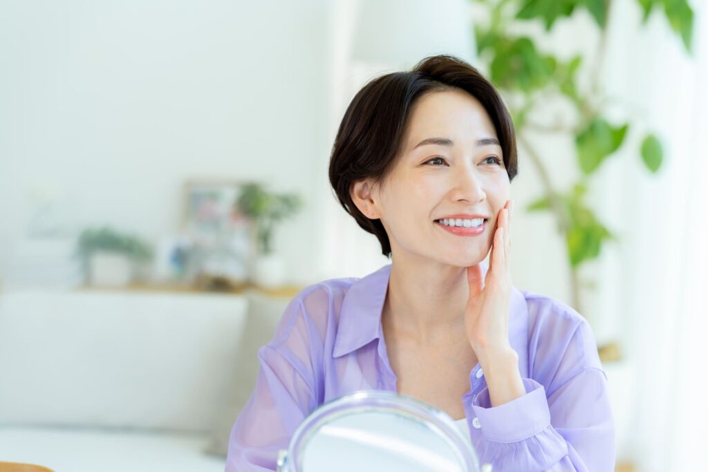 銀歯を白い歯に変えて笑顔を取り戻す女性のイメージ