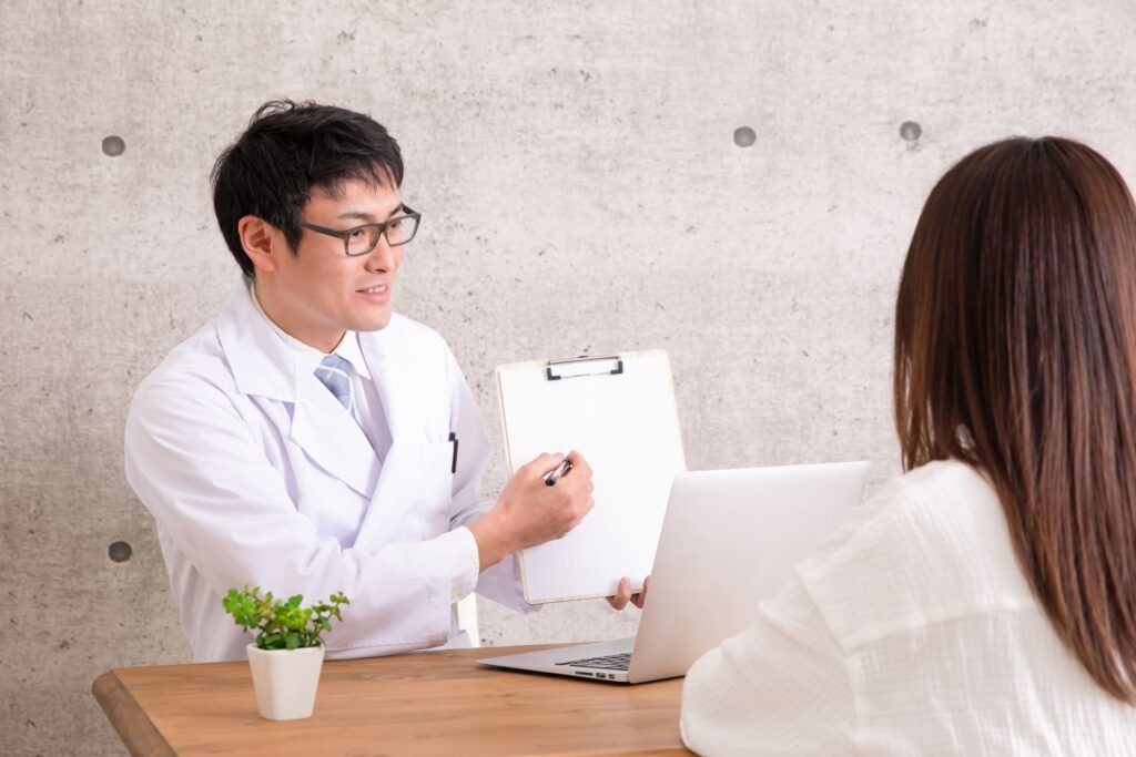 歯科医院で相談する女性と歯科医のイラスト