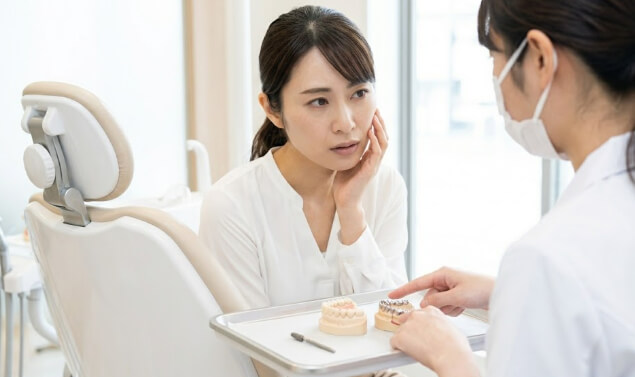 歯科医師から説明を受ける女性患者