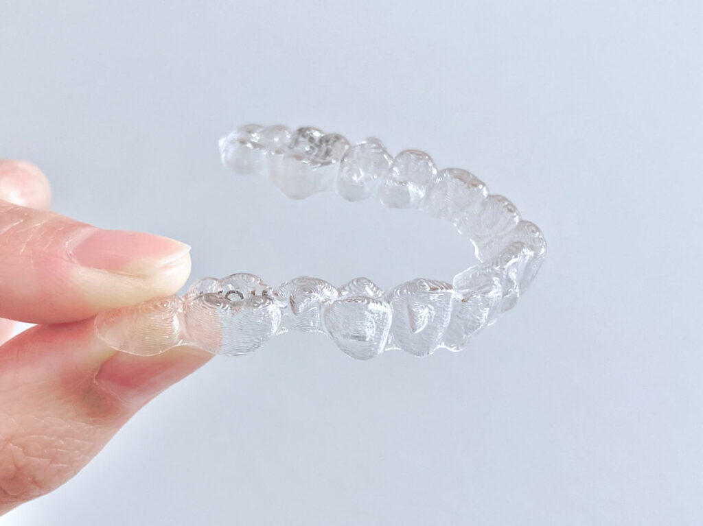 自分で取り外しができる、薄くて滑らかなプラスチック製の歯科矯正用トレー