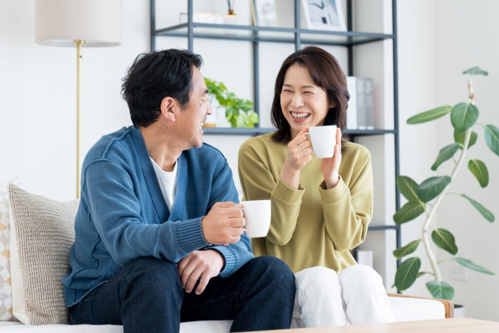 笑顔で寄り添うシニア夫婦の写真