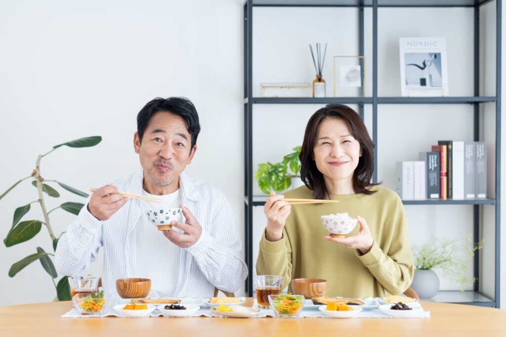 一口30回を目安に噛む様子