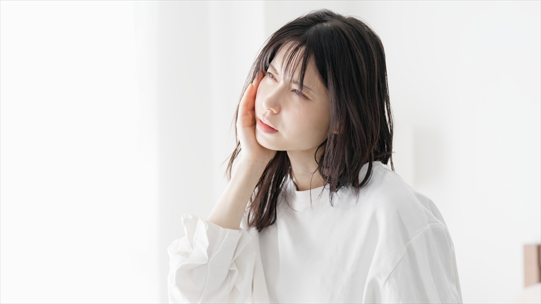 ホワイトニング後の知覚過敏に対応する女性のイメージ
