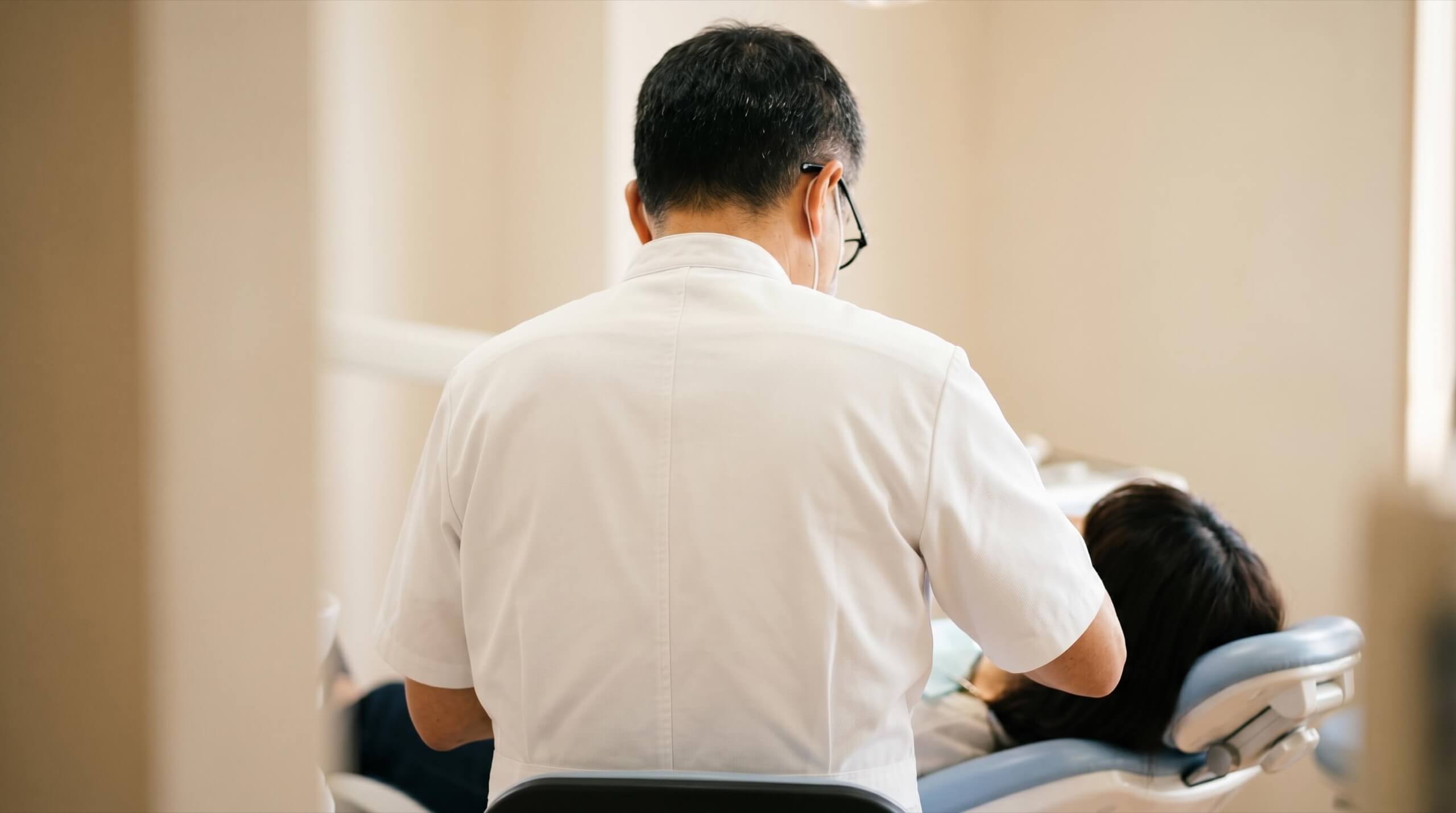 詰め物の歯科健診の様子