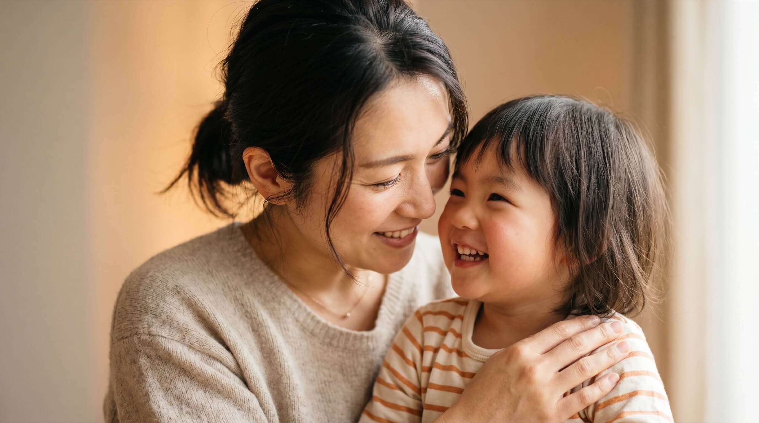 詰め物の悩みも歯科で安心、笑顔の母と子の様子