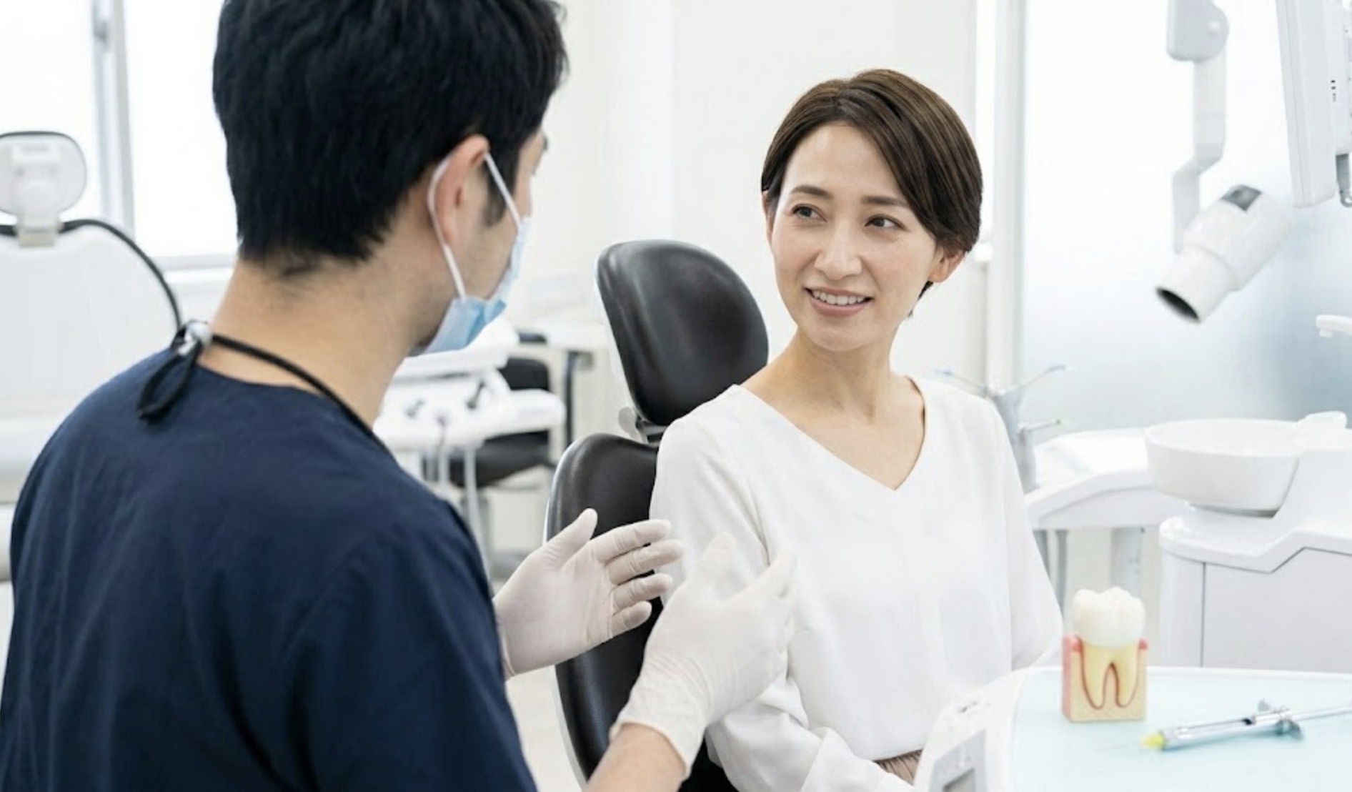 親知らずの抜歯と麻酔について歯科医師から説明を受ける女性の様子