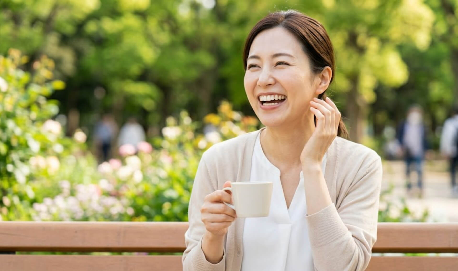 美しい歯並びがもたらす自信と喜びを表現した、明るいテラスでの女性の笑顔