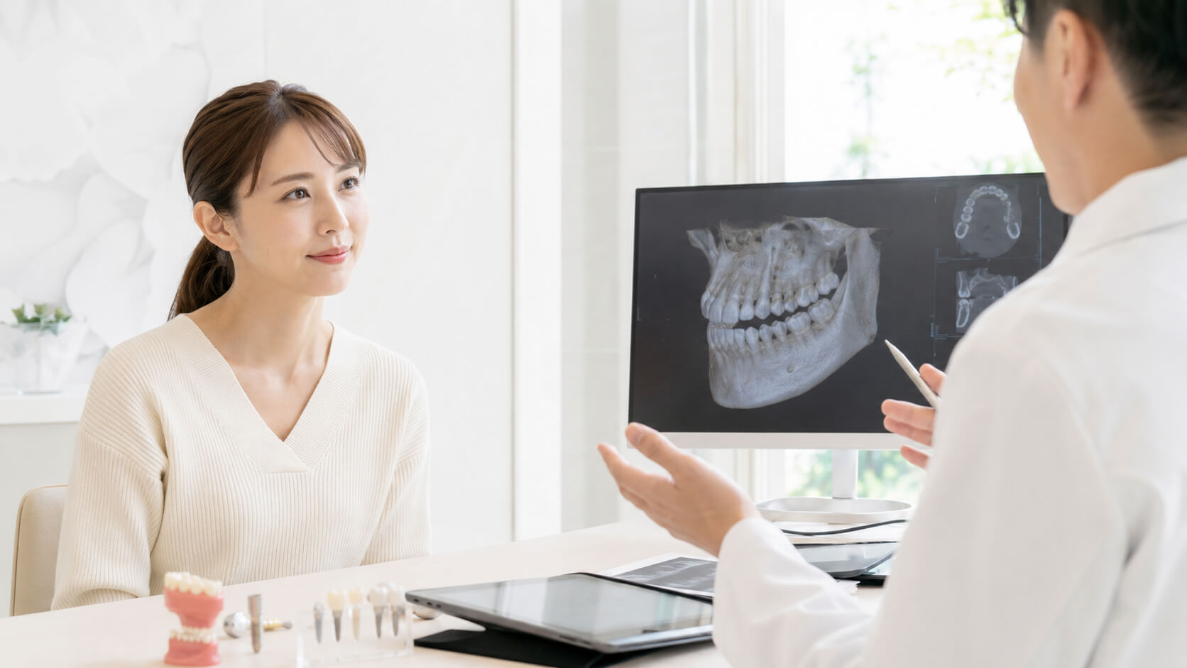 インプラント治療前に歯科医院で説明を受ける女性の様子