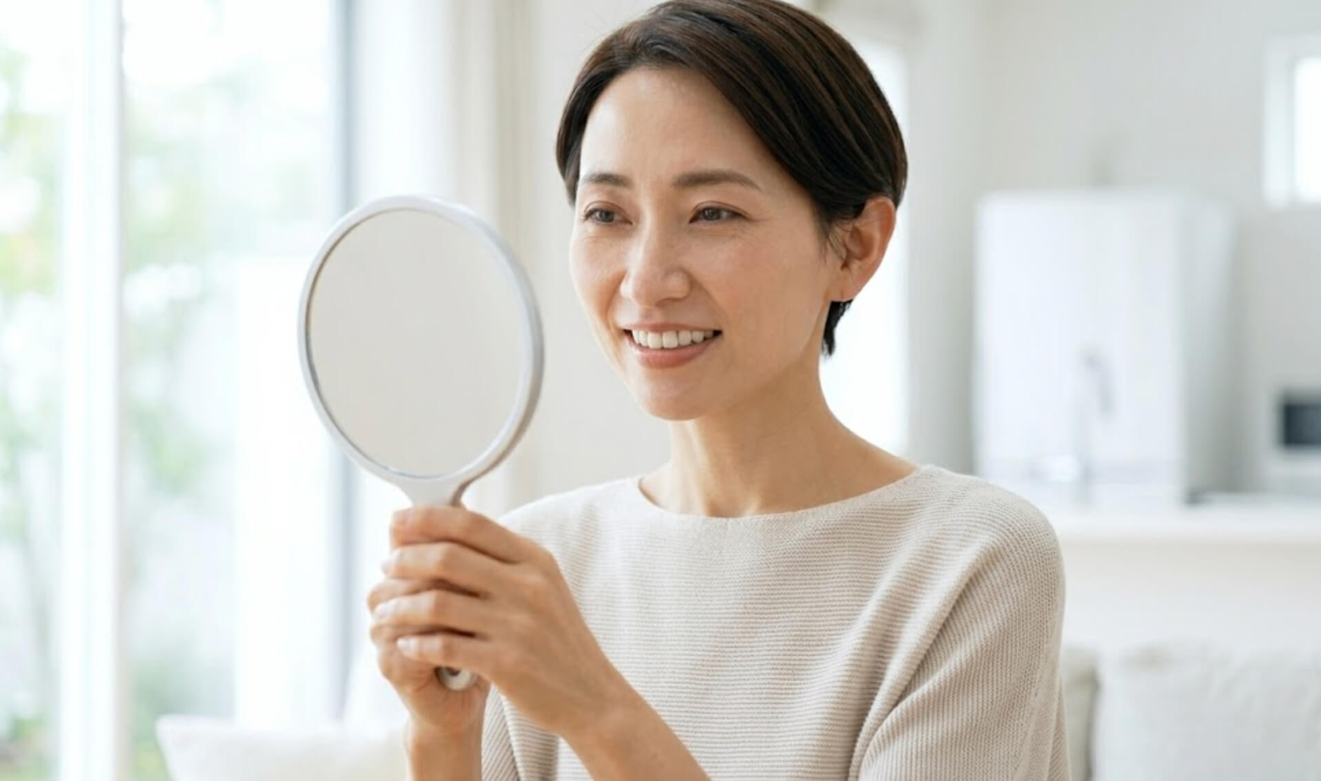 インプラント治療後、自分の歯を確認して満足げな表情の日本人女性の様子