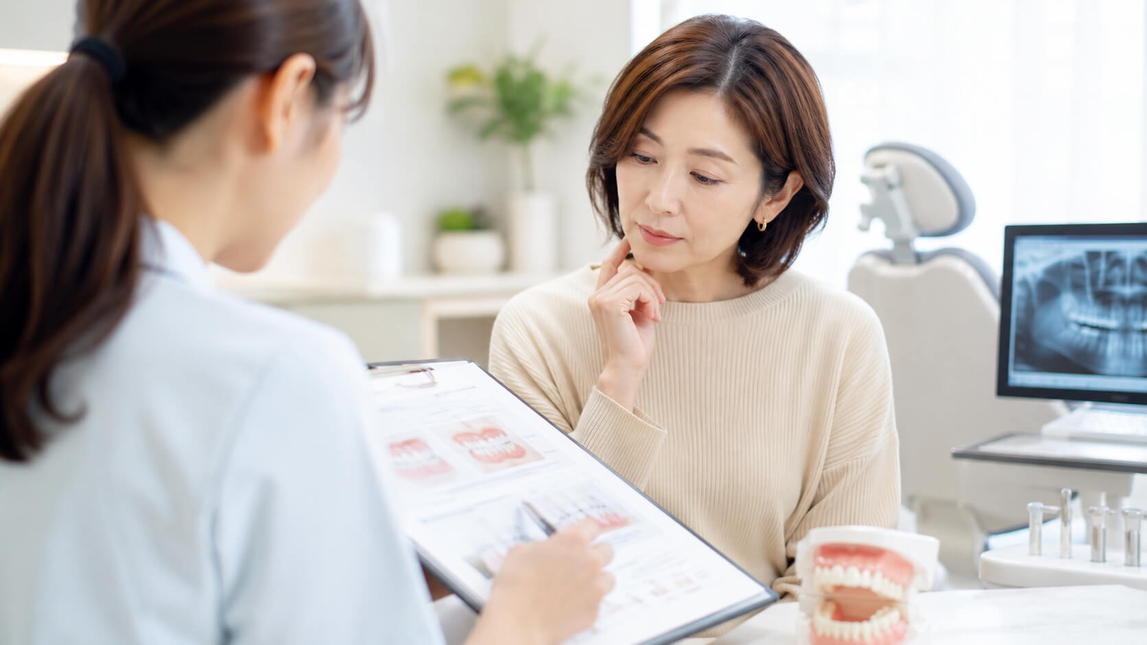 歯科医院で矯正治療の説明を受ける女性の様子