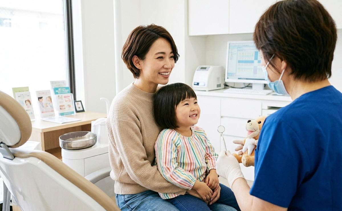 お子さまの歯並びを歯科医院で相談する様子