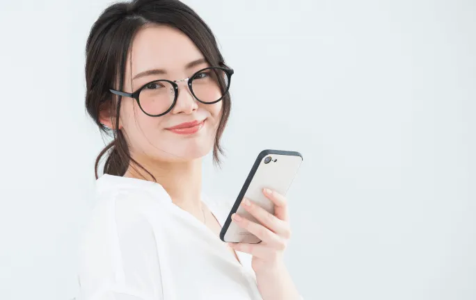 スマホを持つ女性