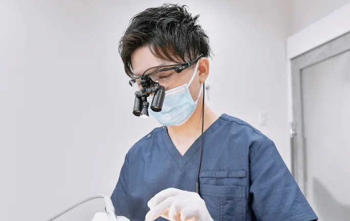 処置する歯科医師
