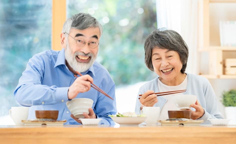 食事を楽しむ高齢者