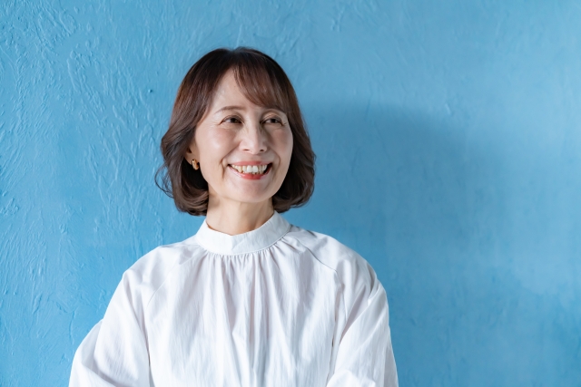 笑顔を見せるシニア女性