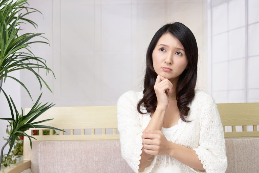 歯ぐきの下がりに悩んでいる女性の写真