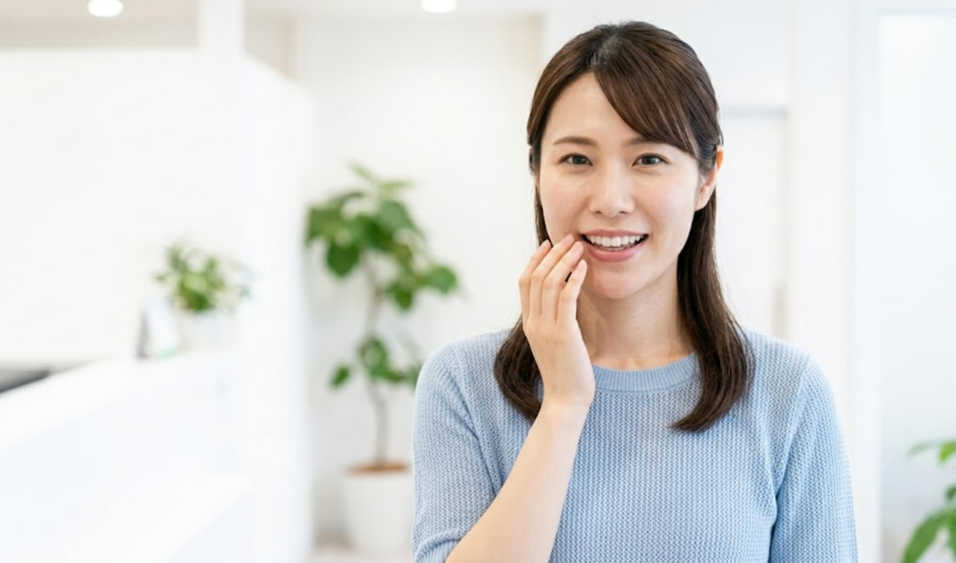 親知らずの悩みが解決し、歯科医院でほっとした笑顔を見せる日本人女性