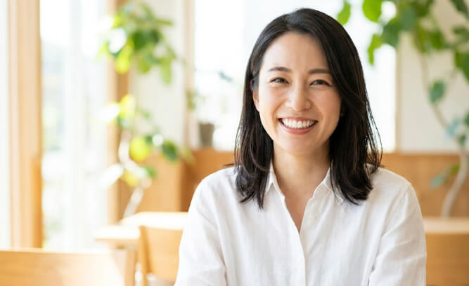 健康な歯が引き立てる日本人女性のさわやかな笑顔