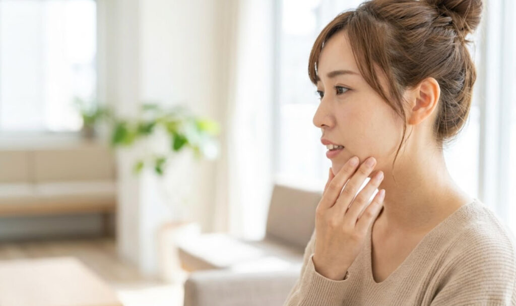出っ歯の悩みを抱え、横顔を気にする日本人女性の様子