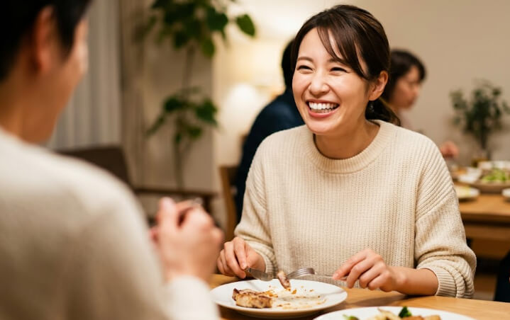 食事を楽しむ日本人女性