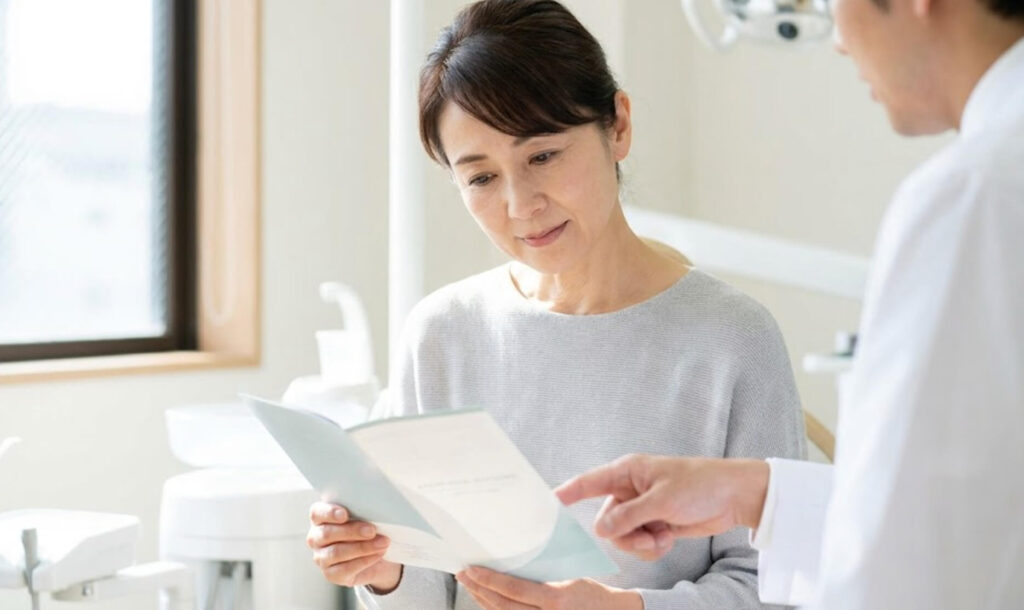 ストローマンインプラントのパンフレットを真剣に見る日本人女性の様子