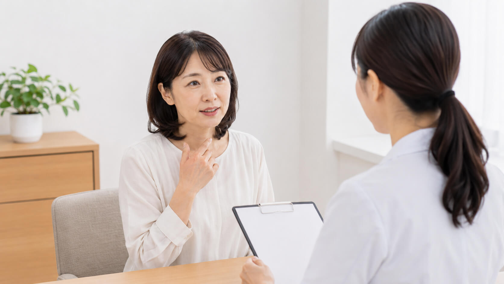 MRI検査前のカウンセリングを受ける女性の様子
