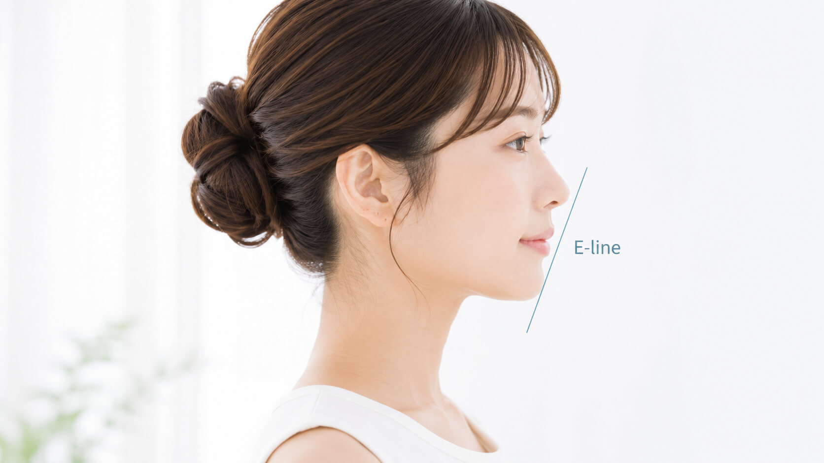 Eラインと横顔のバランスを示す日本人女性の様子