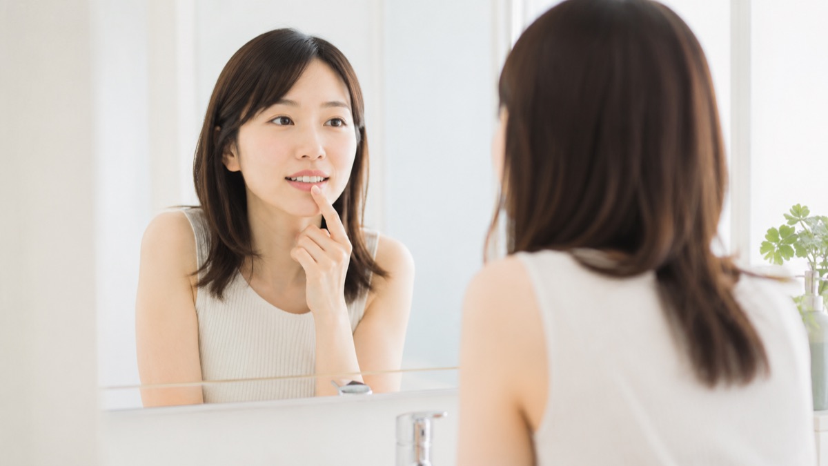 前歯の見た目を気にする女性の様子