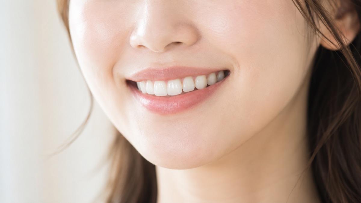 自然な口元でほほえむ女性の様子
