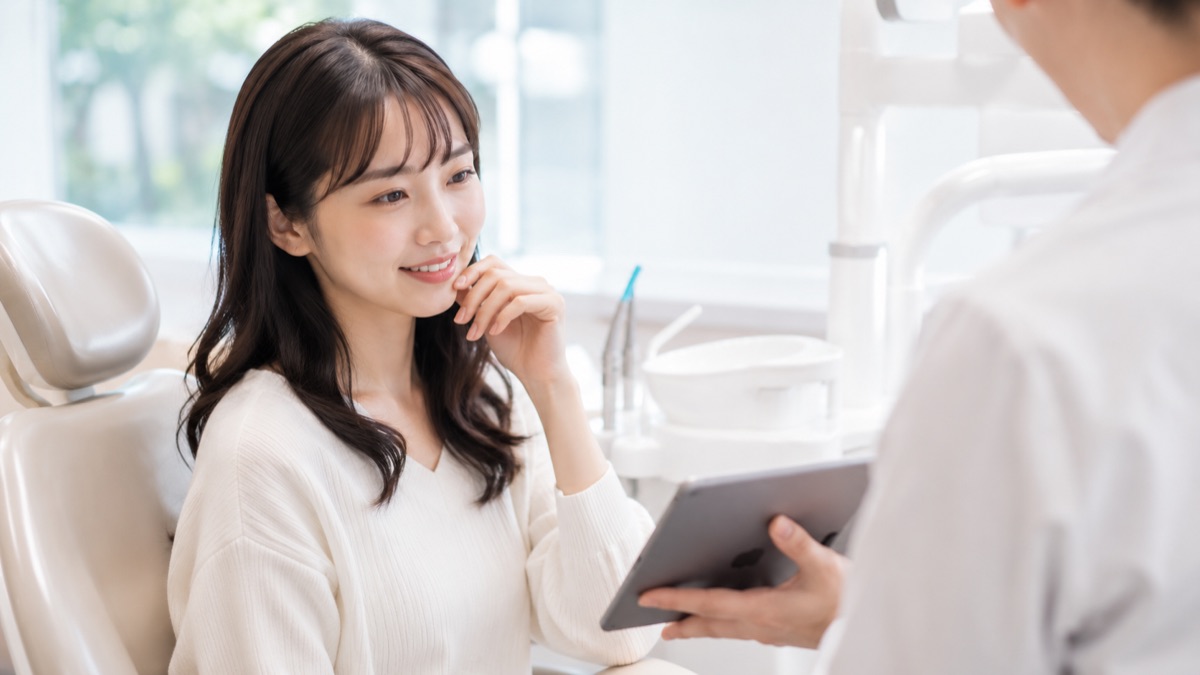 歯科医院で治療の説明を受ける女性の様子