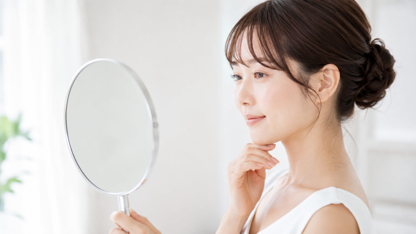 歯列矯正による顔の印象の変化をイメージする日本人女性の様子