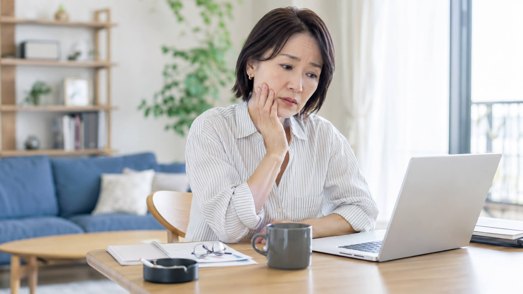 歯周病リスクに不安を感じる日本人女性の様子