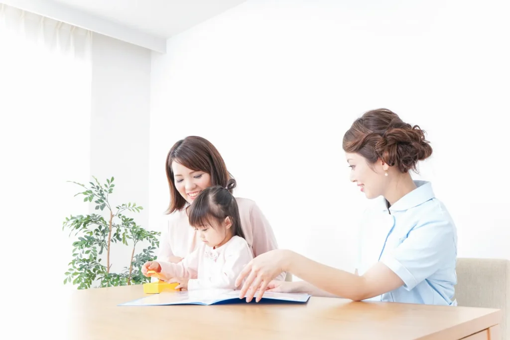 小児矯正歯科で母子が歯科スタッフに相談する様子