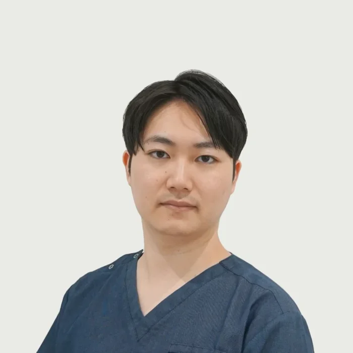宮川先生の斜め向きの写真（左）