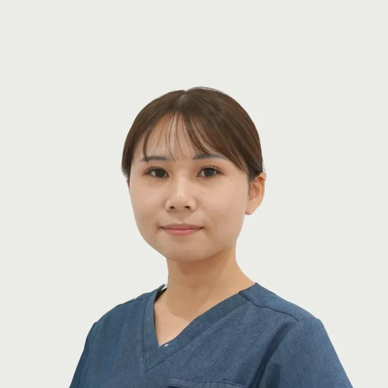 土持先生の斜め向きの写真（左）