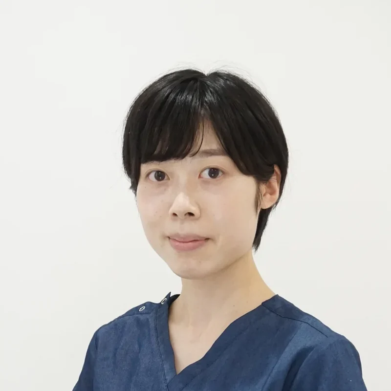 土持先生の斜め向きの写真（左）